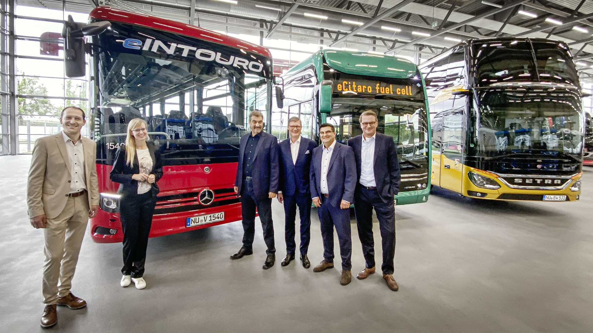 v.l.n.r. Alexander Engelhard, Bundestagsabgeordneter; Katrin Albsteiger, Oberbürgermeisterin Neu-Ulm; Dr. Markus Söder, Ministerpräsident Freistaat Bayern; Till Oberwörder, CEO Daimler Buses; Michael Klein, COO Daimler Buses; Lutz Wittig, HR Daimler Buses Bayerns Ministerpräsident auf Probefahrt: Dr. Markus Söder besucht Daimler Buses in Neu-Ulm
