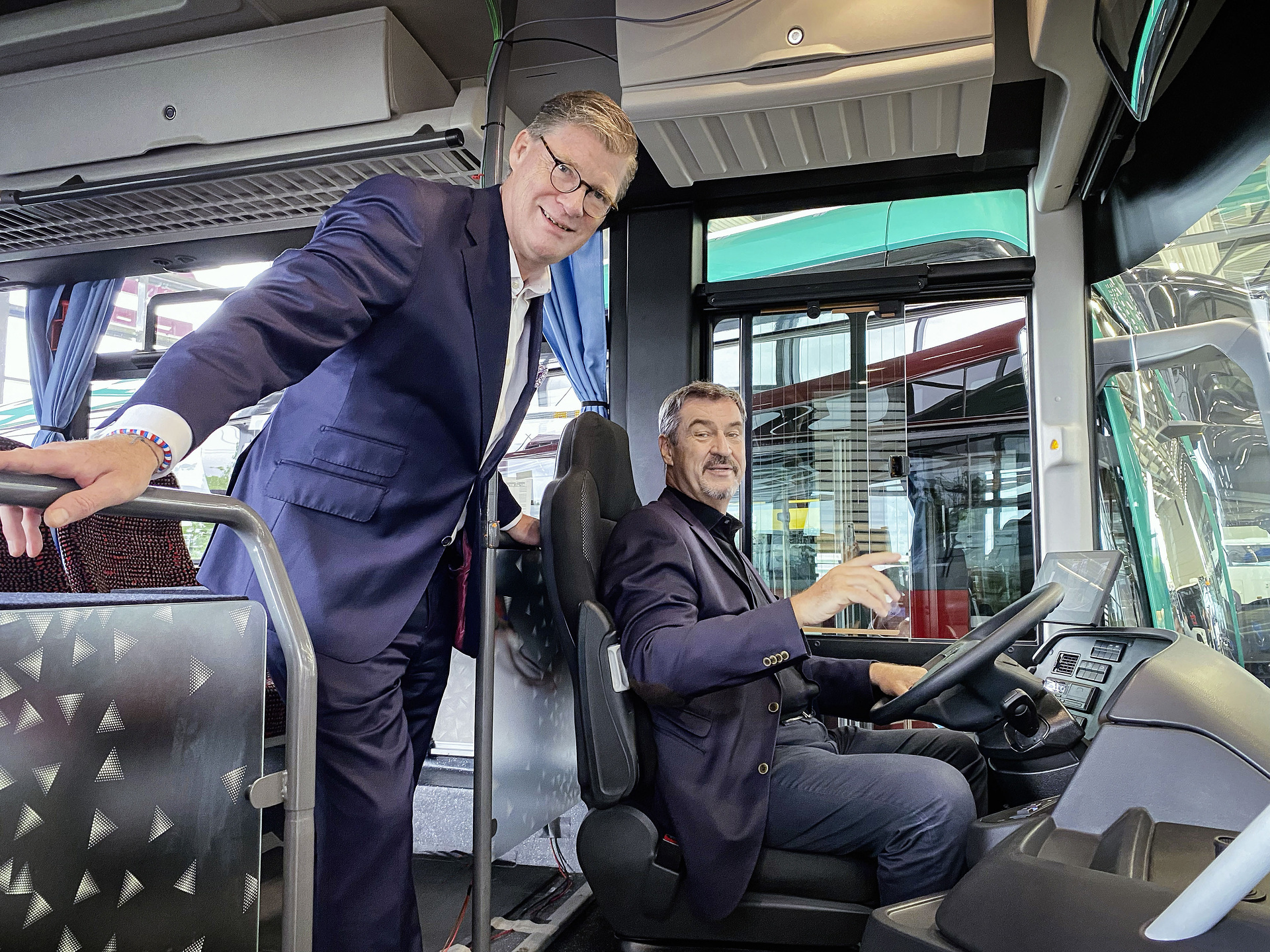 Dr. Markus Söder, Ministerpräsident Freistaat Bayern (rechts) am Steuer des Mercedes-Benz eIntouro, und Till Oberwörder, CEO Daimler Buses Bayerns Ministerpräsident auf Probefahrt: Dr. Markus Söder besucht Daimler Buses in Neu-Ulm