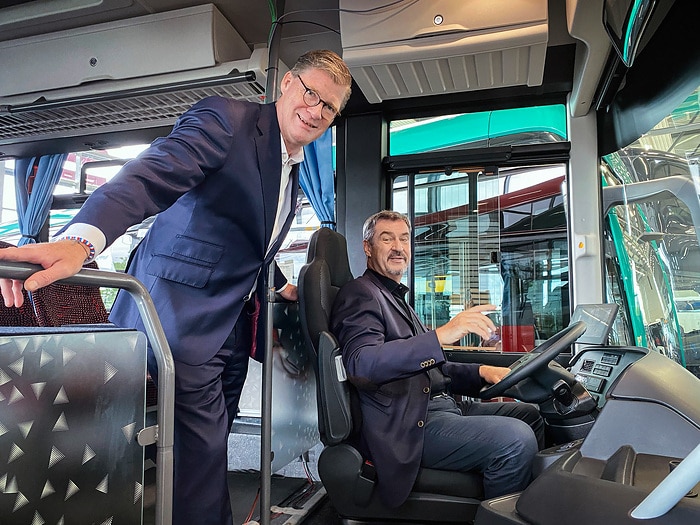 Bayerns Ministerpräsident auf Probefahrt: Dr. Markus Söder besucht Daimler Buses in Neu-Ulm