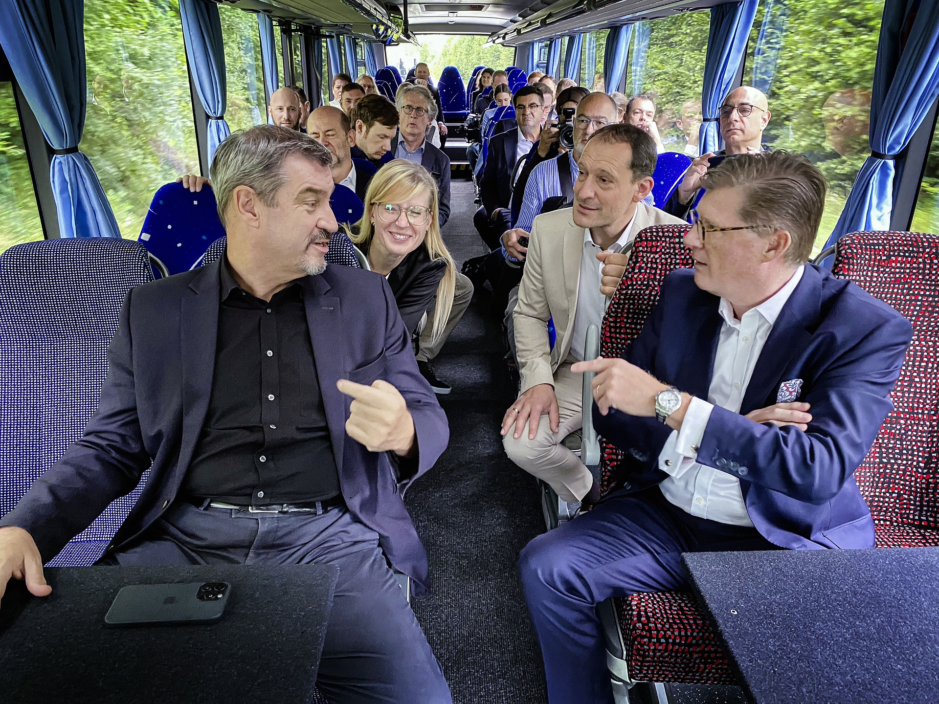 v.l.n.r. Bayerns Ministerpräsident Dr. Markus Söder, Katrin Albsteiger, Oberbürgermeisterin Neu-Ulm, Alexander Engelhard, Bundestagsabgeordneter und Till Oberwörder, CEO Daimler Buses bei einer Probefahrt mit dem Mercedes-Benz eIntouro Bayerns Ministerpräsident auf Probefahrt: Dr. Markus Söder besucht Daimler Buses in Neu-Ulm