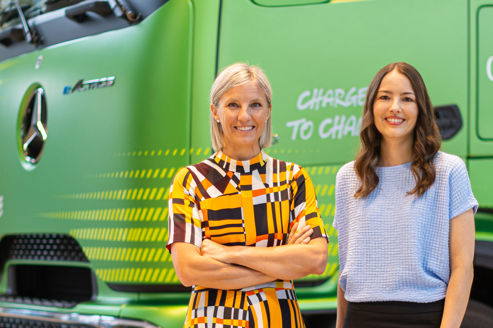 Karin Rådström (links), Vorsitzende des Vorstands der Daimler Truck Holding AG, und Eva Scherer, Mitglied des Vorstands der Daimler Truck Holding AG, verantwortlich für Finanzen und Controlling Daimler Truck mit starker Performance im 2. Quartal