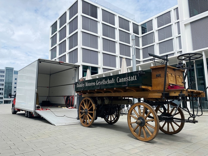 Vom Museumsschlaf auf die Straße:  Der Nachbau des ersten Lkw der  Geschichte wird technisch aufbereitet