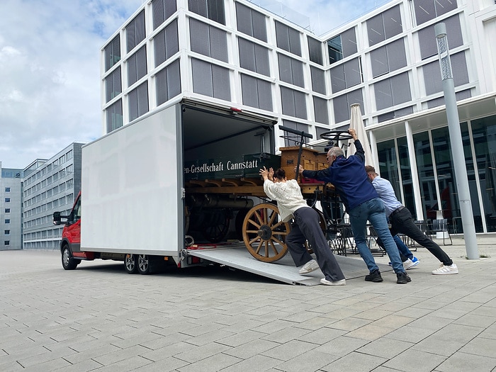 Vom Museumsschlaf auf die Straße:  Der Nachbau des ersten Lkw der  Geschichte wird technisch aufbereitet