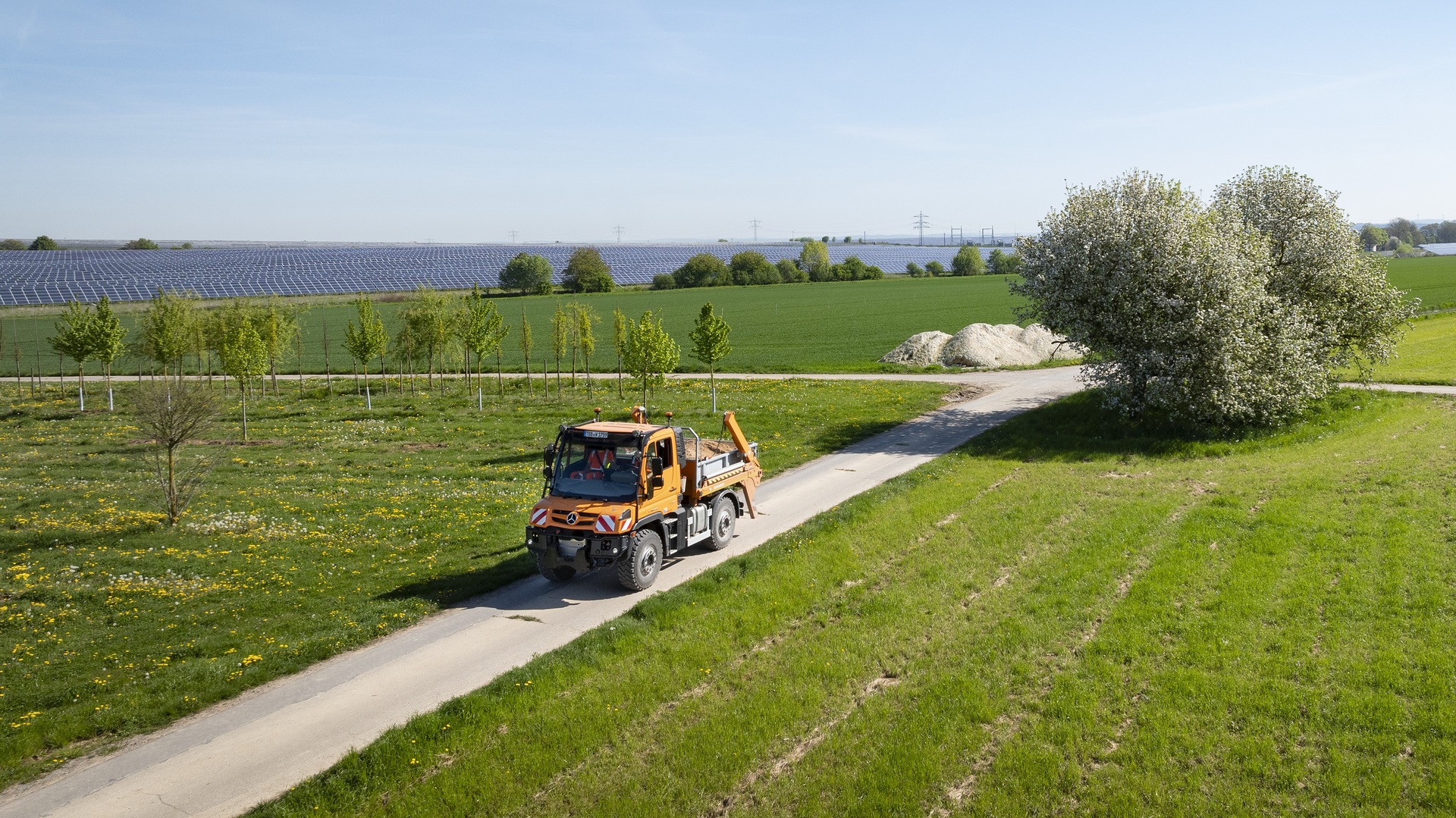 New UNI-TOUCH operating system in daily use: Another Unimog implement carrier joins the Wertheim vehicle fleet
