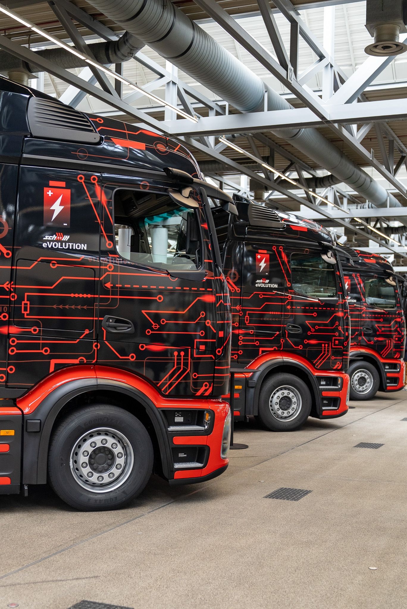 eActros 600 for transportation and contract logistics service provider Logistik Schmitt Full charge for the future: the first eActros 600 on the road in Europe’s fleets