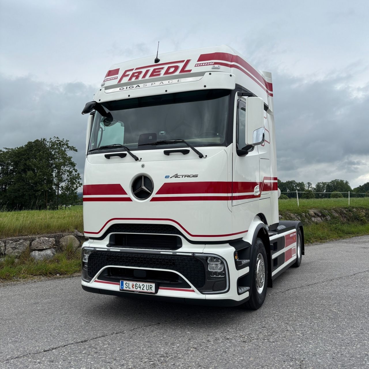 eActros 600 for Austrian enterprise Friedl, specializing in national and international transport solutions in the temperature-controlled unit Full charge for the future: the first eActros 600 on the road in Europe’s fleets