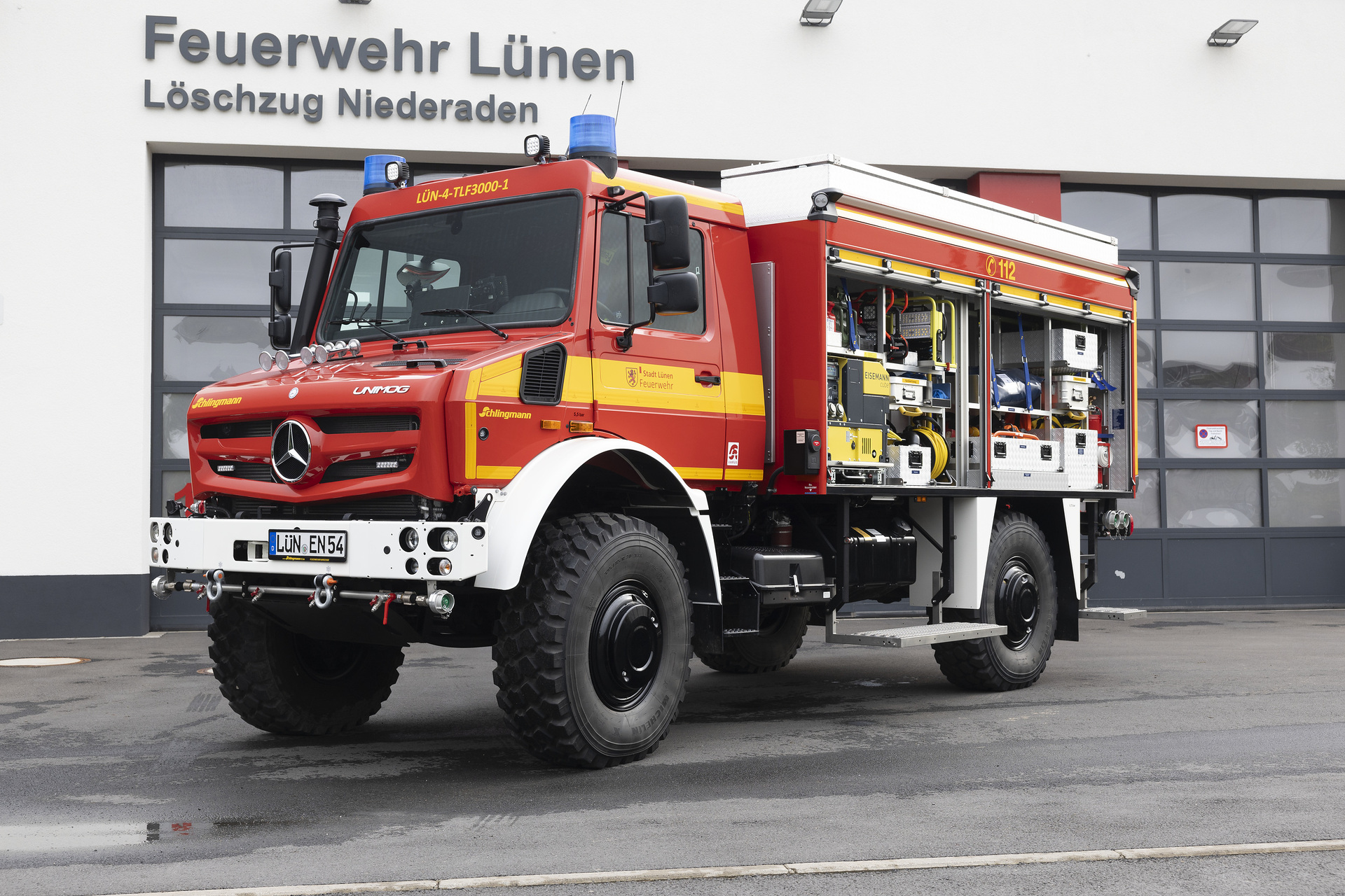 Master of elements: Lünen fire department equipped with Unimog for fires, floods and storms