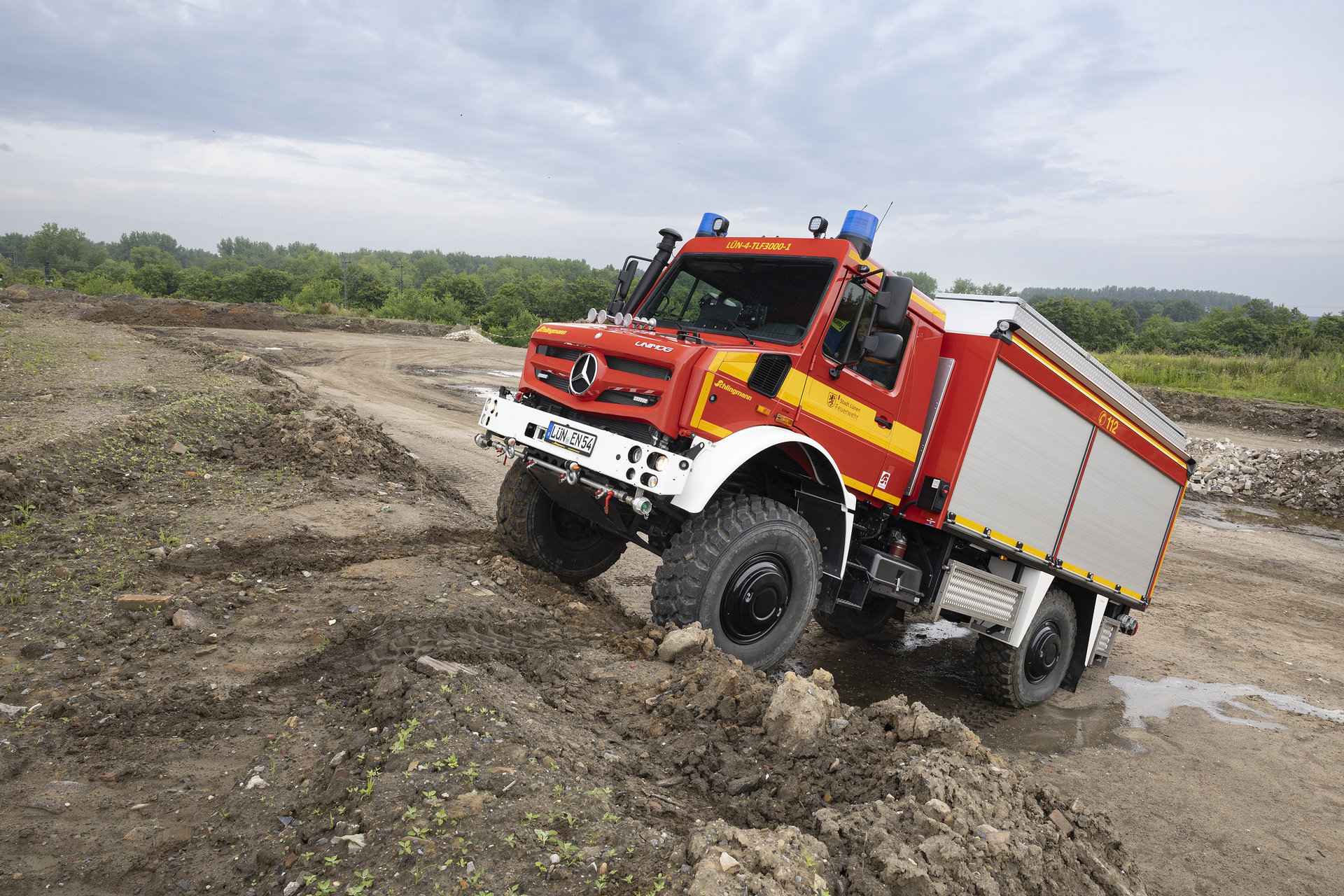 Master of elements: Lünen fire department equipped with Unimog for fires, floods and storms