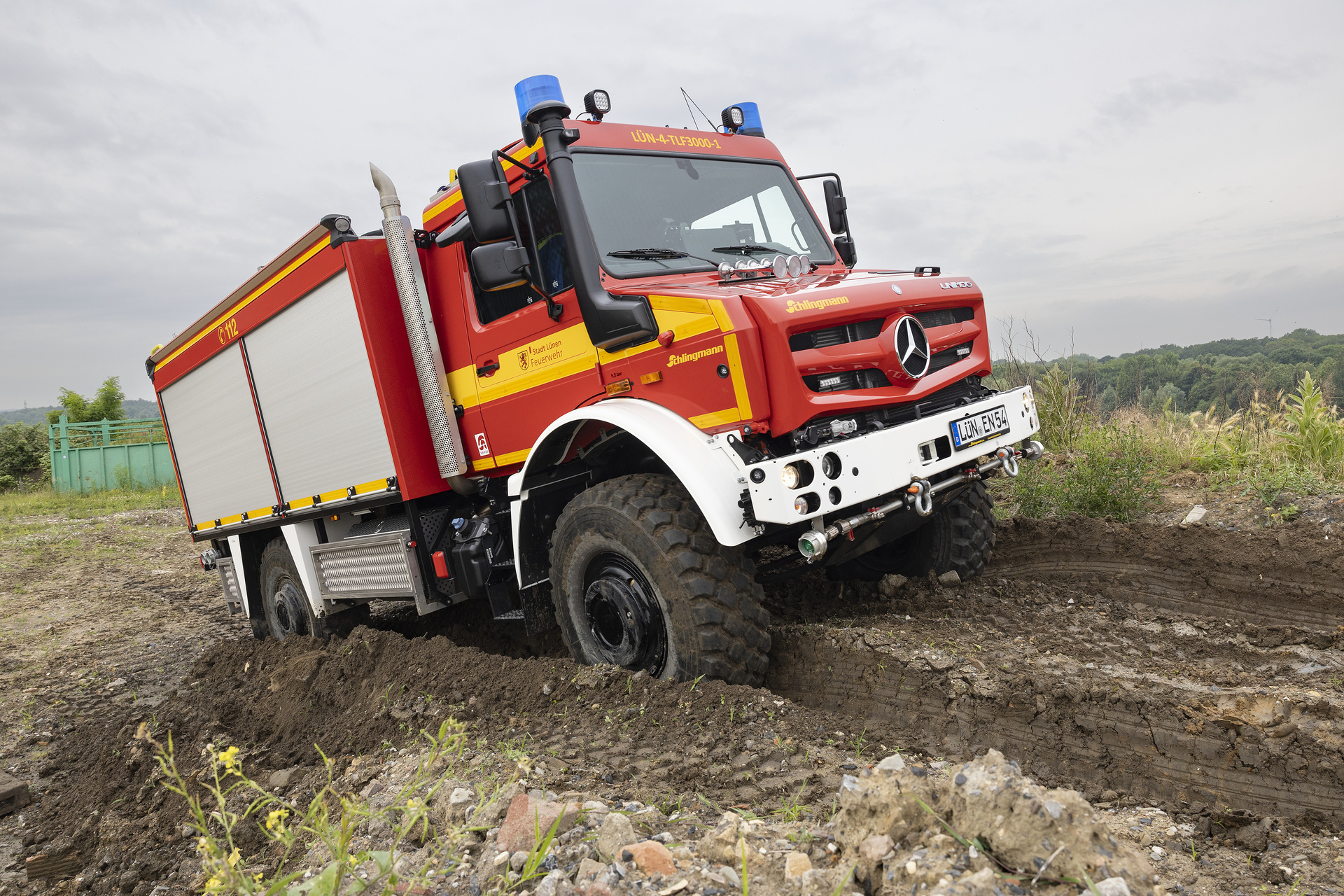Master of elements: Lünen fire department equipped with Unimog for fires, floods and storms