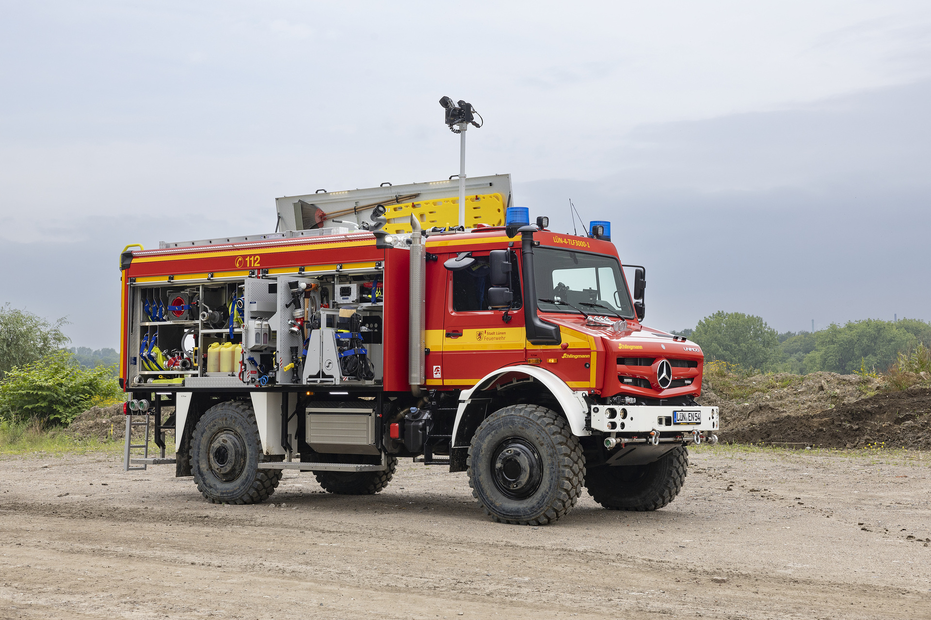 Master of elements: Lünen fire department equipped with Unimog for fires, floods and storms