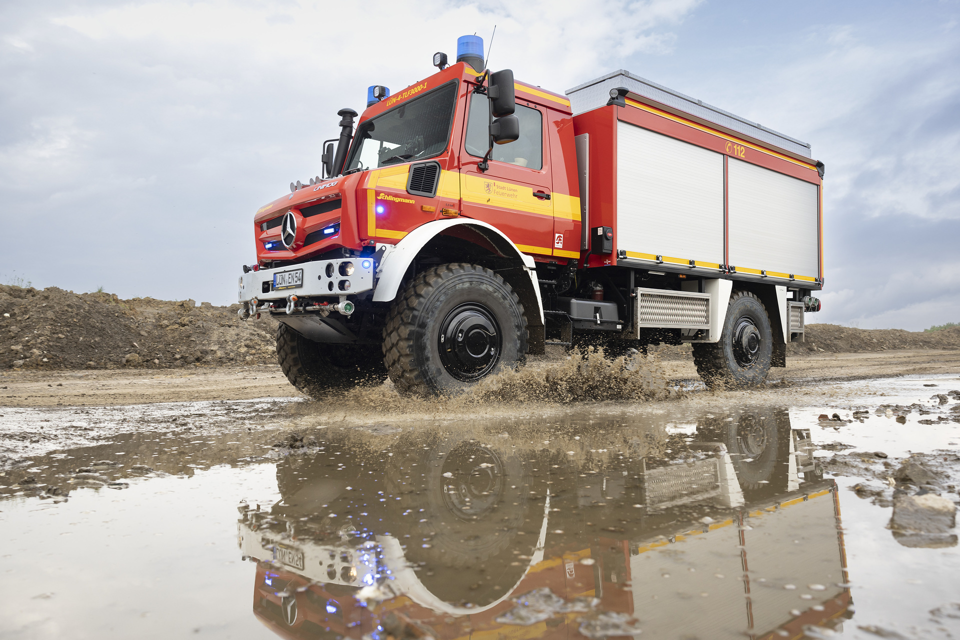 Master of elements: Lünen fire department equipped with Unimog for fires, floods and storms