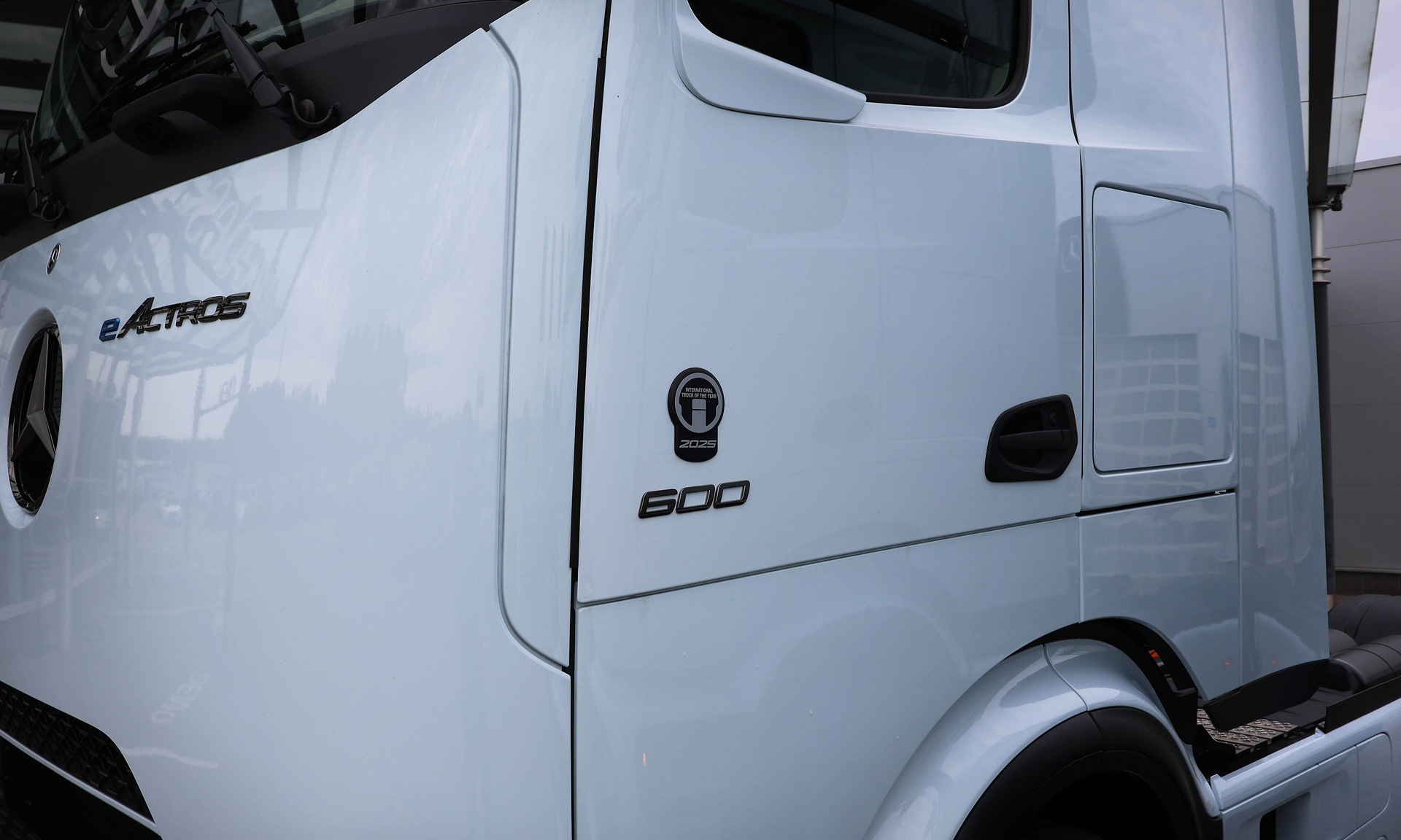 Mercedes-Benz Trucks hands over first eActros 600 models to major customer in Lithuania Mercedes-Benz Trucks hands over first eActros 600 models to major customer in Lithuania