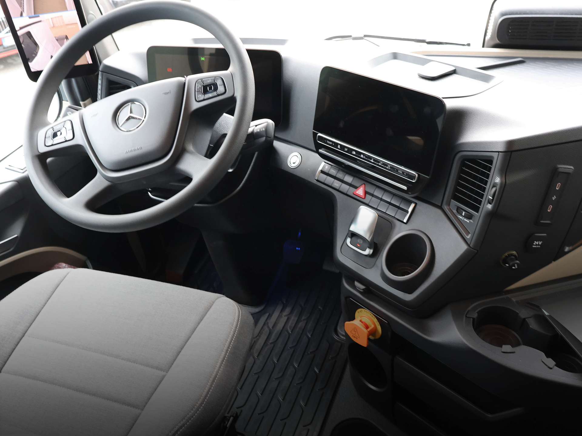Mercedes-Benz Trucks hands over first eActros 600 models to major customer in Lithuania Mercedes-Benz Trucks hands over first eActros 600 models to major customer in Lithuania