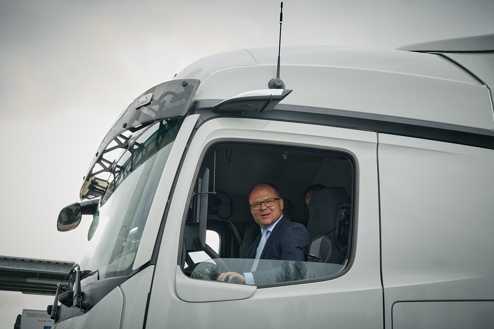 Federal Environment Minister Carsten Schneider and Minister-President Alexander Schweitzer visit Daimler Truck site in Wörth am Rhein Federal Environment Minister Carsten Schneider and Minister-President Alexander Schweitzer visit Daimler Truck site in Wörth am Rhein