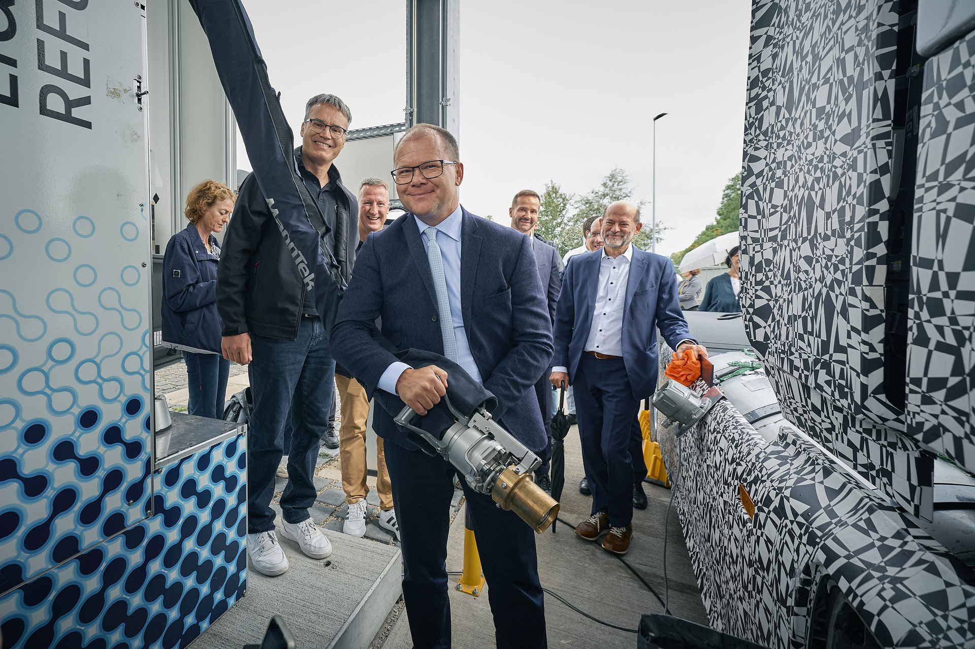 Federal Environment Minister Carsten Schneider and Minister-President Alexander Schweitzer visit Daimler Truck site in Wörth am Rhein Federal Environment Minister Carsten Schneider and Minister-President Alexander Schweitzer visit Daimler Truck site in Wörth am Rhein