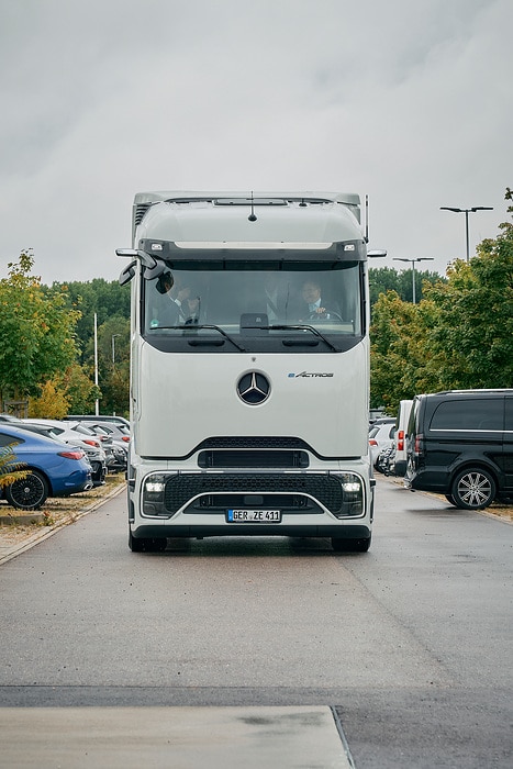 Federal Environment Minister Carsten Schneider and Minister-President Alexander Schweitzer visit Daimler Truck site in Wörth am Rhein