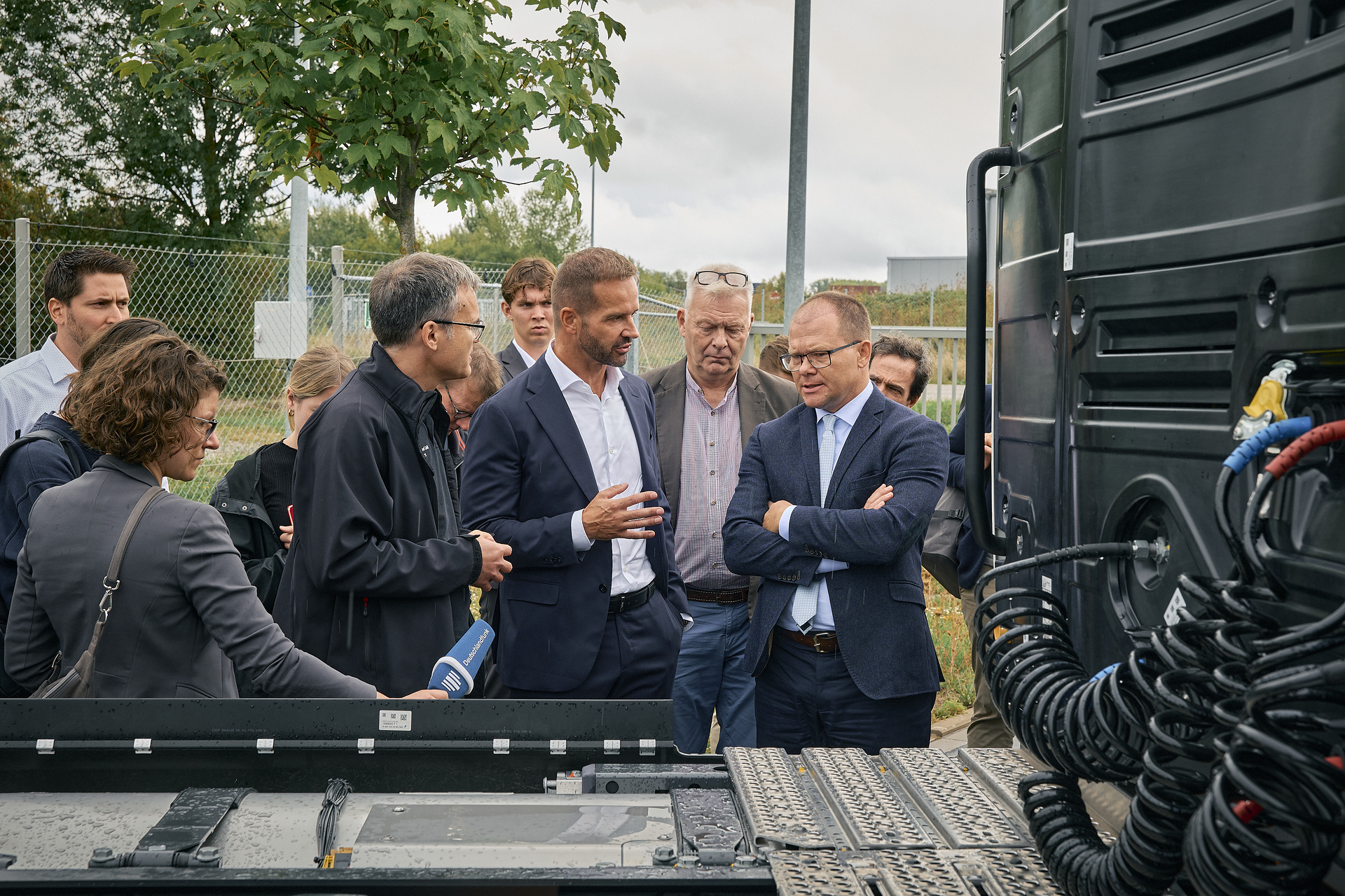 Federal Environment Minister Carsten Schneider and Minister-President Alexander Schweitzer visit Daimler Truck site in Wörth am Rhein Federal Environment Minister Carsten Schneider and Minister-President Alexander Schweitzer visit Daimler Truck site in Wörth am Rhein