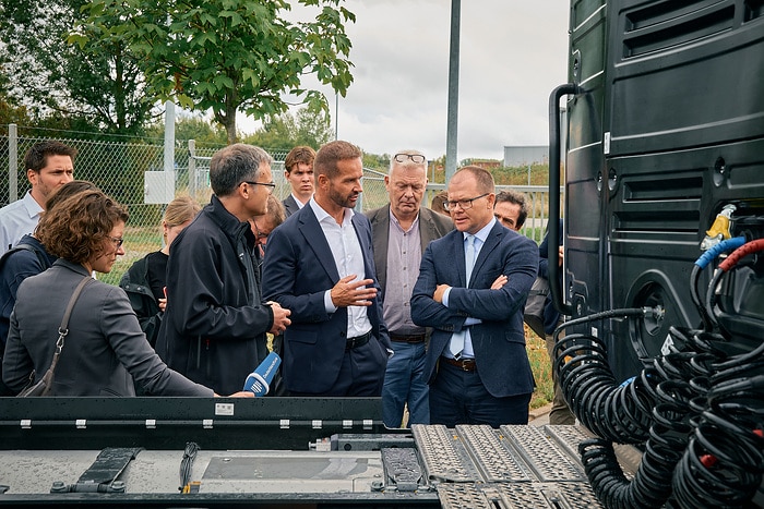 Federal Environment Minister Carsten Schneider and Minister-President Alexander Schweitzer visit Daimler Truck site in Wörth am Rhein