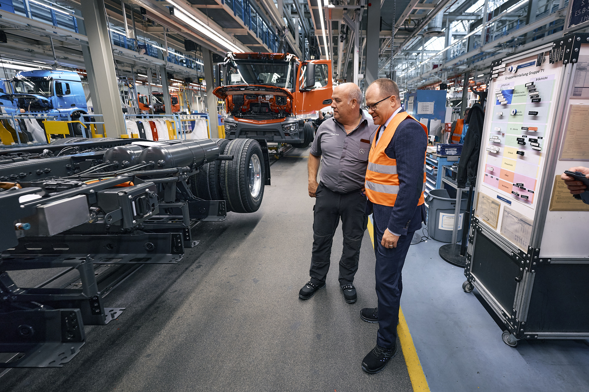 Federal Environment Minister Carsten Schneider and Minister-President Alexander Schweitzer visit Daimler Truck site in Wörth am Rhein Federal Environment Minister Carsten Schneider and Minister-President Alexander Schweitzer visit Daimler Truck site in Wörth am Rhein