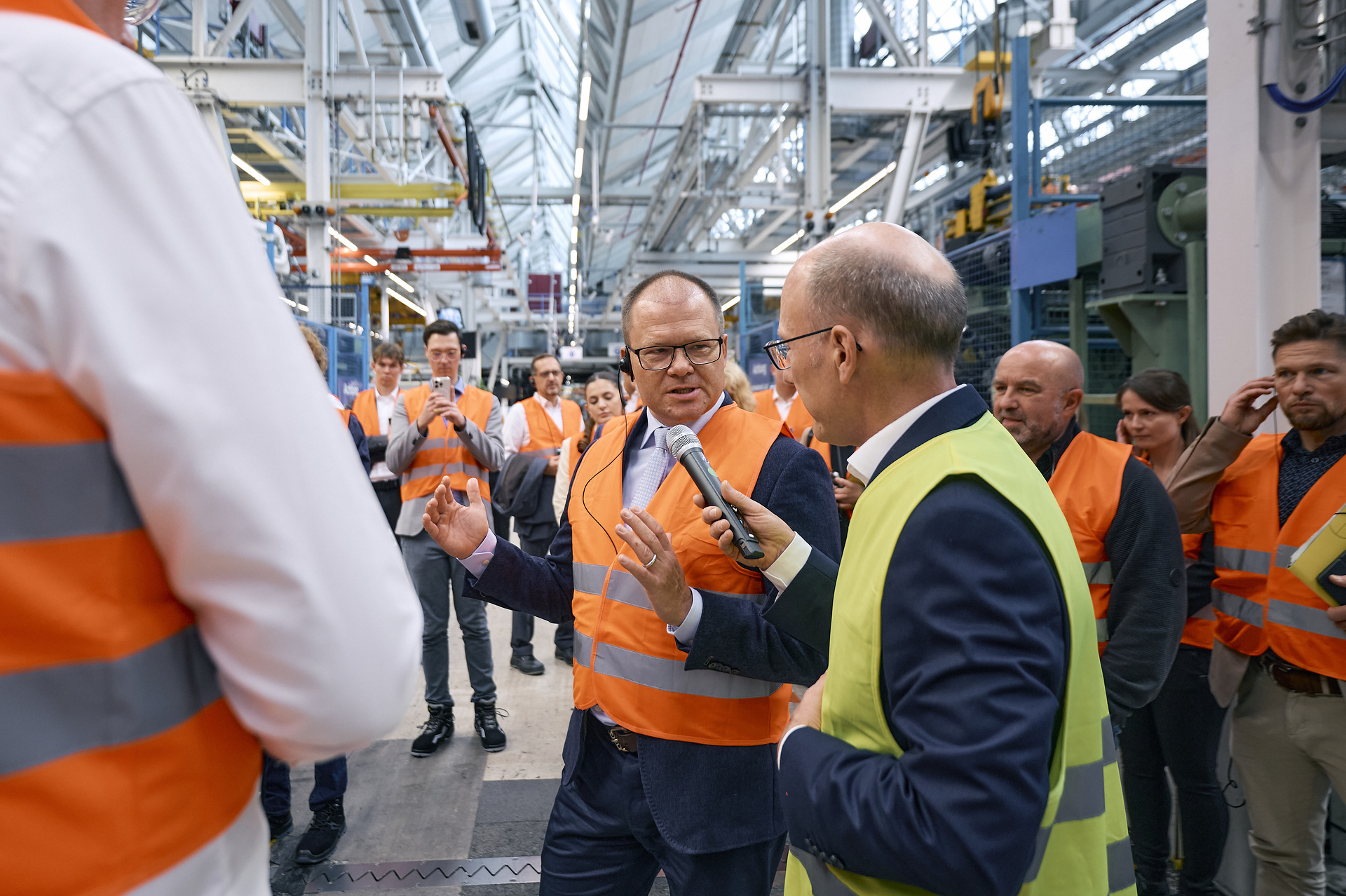 Federal Environment Minister Carsten Schneider and Minister-President Alexander Schweitzer visit Daimler Truck site in Wörth am Rhein Federal Environment Minister Carsten Schneider and Minister-President Alexander Schweitzer visit Daimler Truck site in Wörth am Rhein