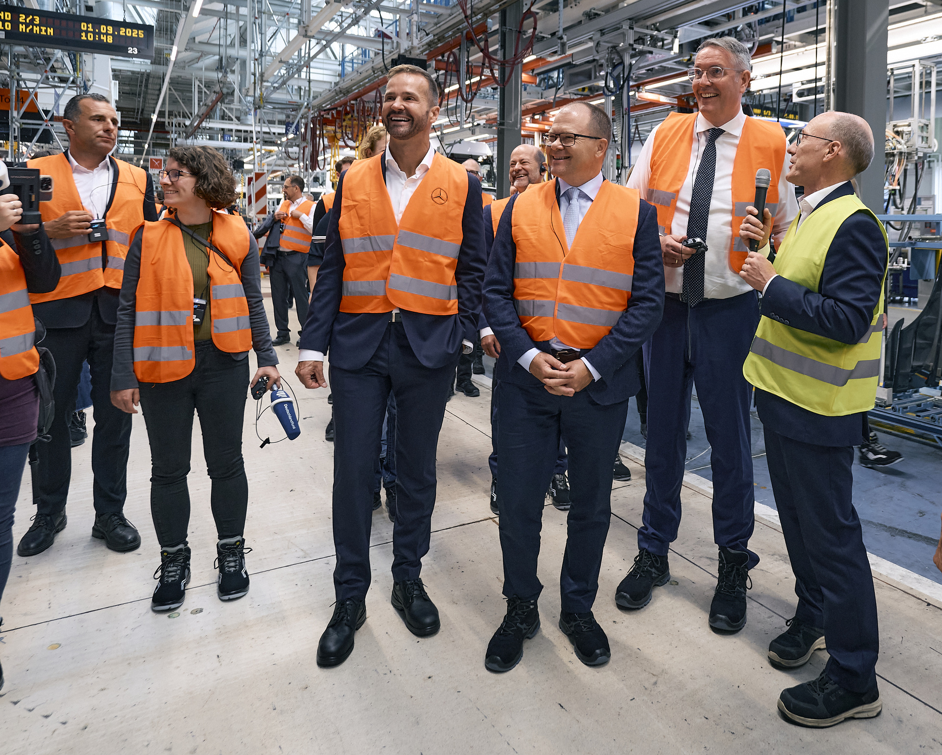Federal Environment Minister Carsten Schneider (third from the right), Minister-President of Rhineland-Palatinate Alexander Schweitzer (second from the right), and Achim Puchert, CEO of Mercedes-Benz Trucks (fourth from the right), at the Mercedes-Benz eActros 600 production facility in Wörth. Federal Environment Minister Carsten Schneider and Minister-President Alexander Schweitzer visit Daimler Truck site in Wörth am Rhein