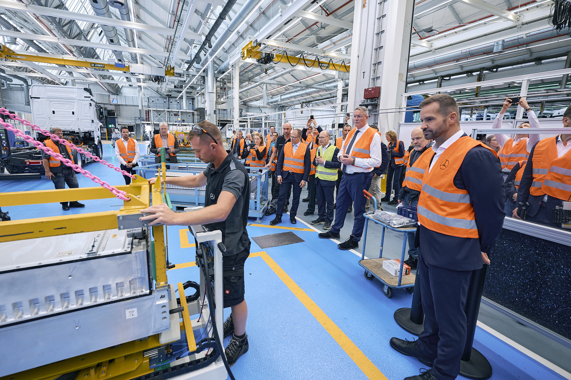 Federal Environment Minister Carsten Schneider and Minister-President Alexander Schweitzer visit Daimler Truck site in Wörth am Rhein Federal Environment Minister Carsten Schneider and Minister-President Alexander Schweitzer visit Daimler Truck site in Wörth am Rhein