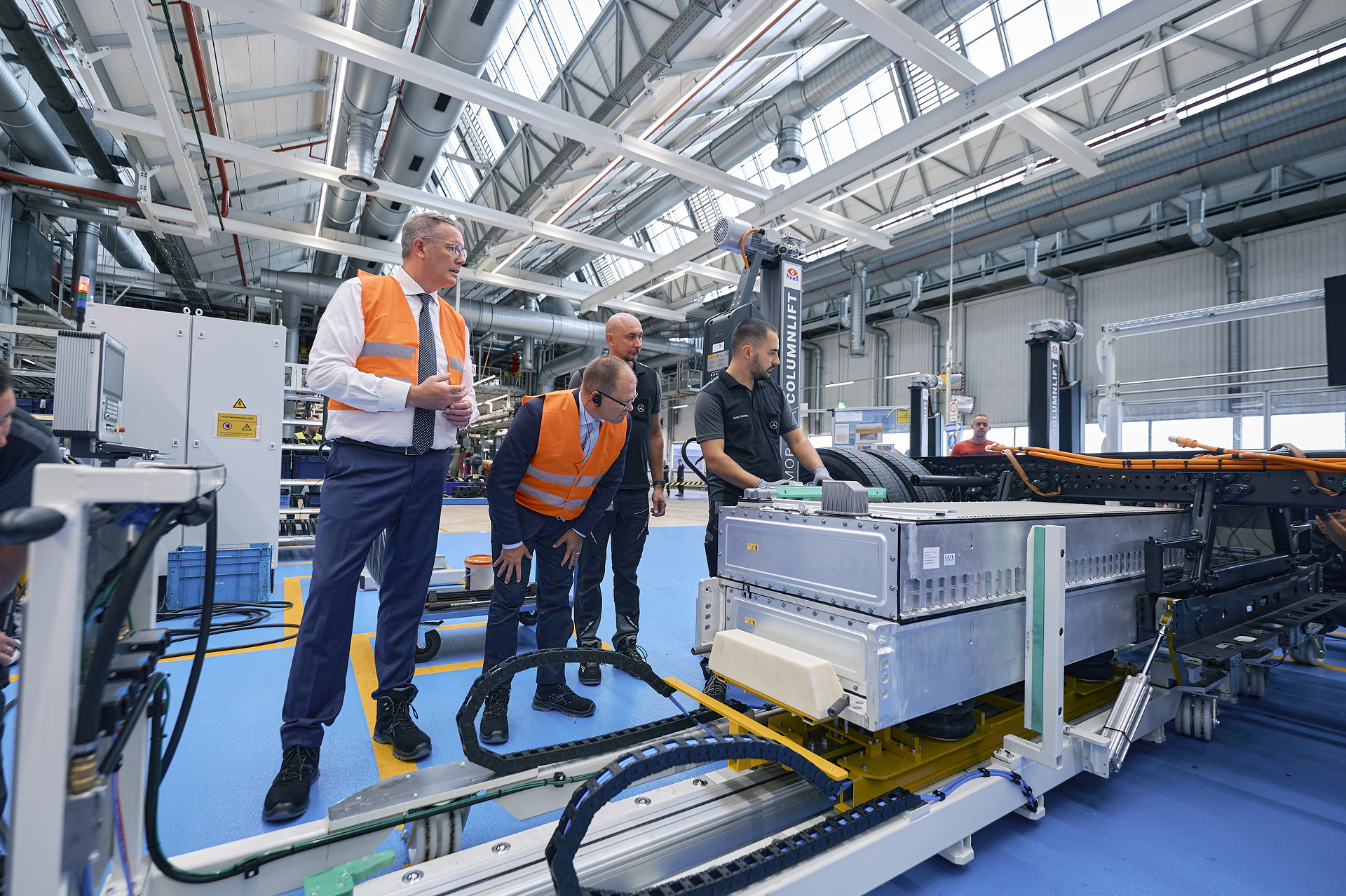 Federal Environment Minister Carsten Schneider and Minister-President Alexander Schweitzer visit Daimler Truck site in Wörth am Rhein Federal Environment Minister Carsten Schneider and Minister-President Alexander Schweitzer visit Daimler Truck site in Wörth am Rhein