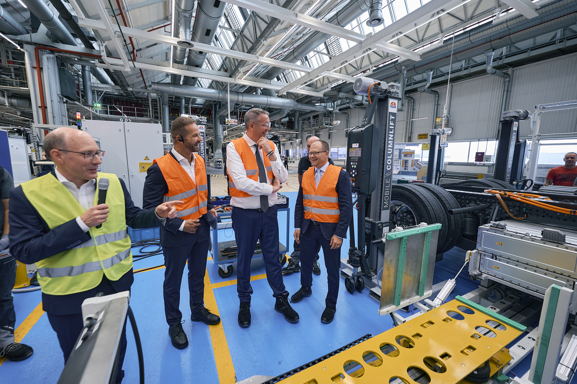Federal Environment Minister Carsten Schneider and Minister-President Alexander Schweitzer visit Daimler Truck site in Wörth am Rhein Federal Environment Minister Carsten Schneider and Minister-President Alexander Schweitzer visit Daimler Truck site in Wörth am Rhein
