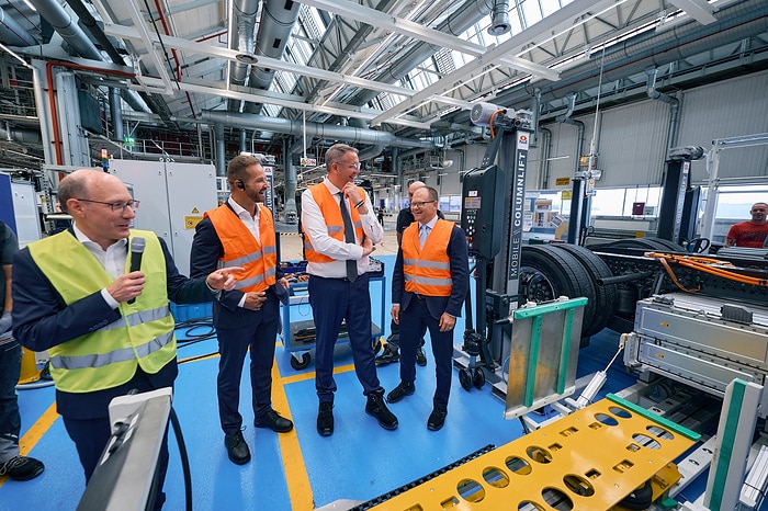 Federal Environment Minister Carsten Schneider and Minister-President Alexander Schweitzer visit Daimler Truck site in Wörth am Rhein