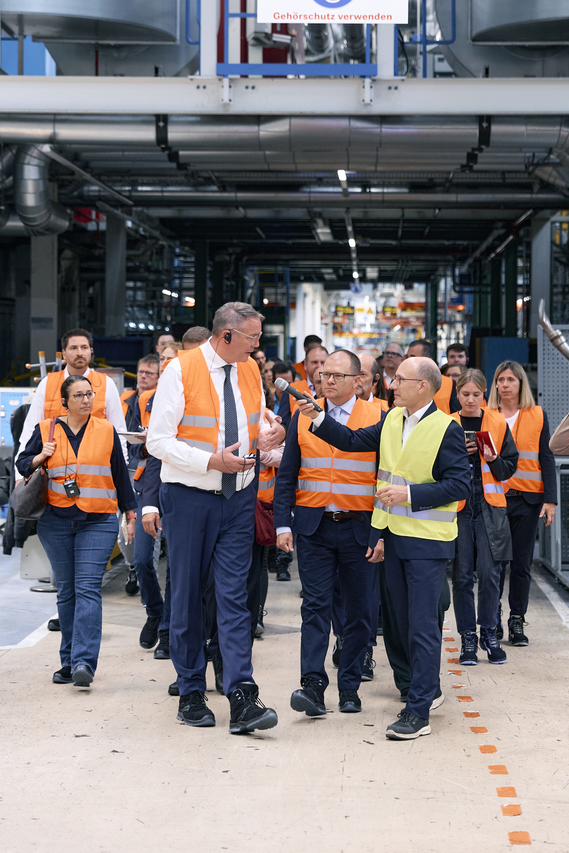 Federal Environment Minister Carsten Schneider and Minister-President Alexander Schweitzer visit Daimler Truck site in Wörth am Rhein Federal Environment Minister Carsten Schneider and Minister-President Alexander Schweitzer visit Daimler Truck site in Wörth am Rhein