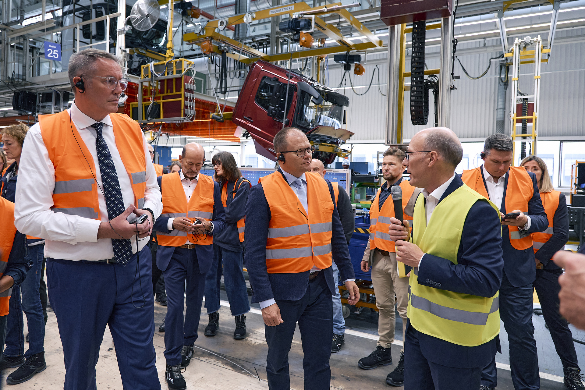 Federal Environment Minister Carsten Schneider and Minister-President Alexander Schweitzer visit Daimler Truck site in Wörth am Rhein Federal Environment Minister Carsten Schneider and Minister-President Alexander Schweitzer visit Daimler Truck site in Wörth am Rhein