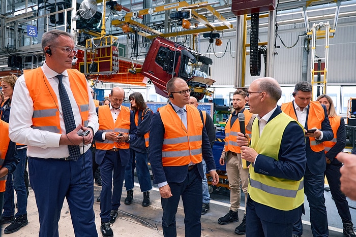 Federal Environment Minister Carsten Schneider and Minister-President Alexander Schweitzer visit Daimler Truck site in Wörth am Rhein