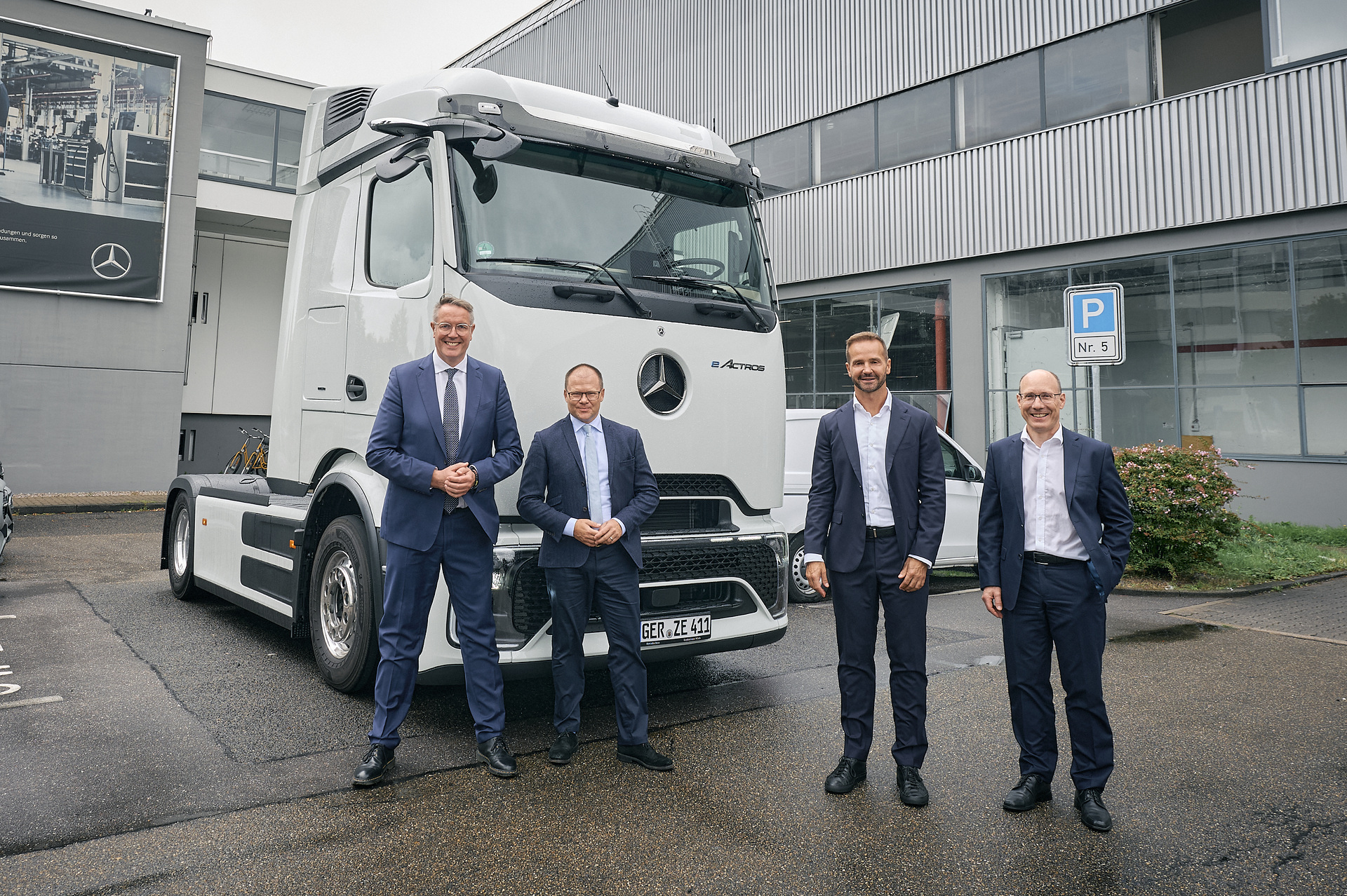 Federal Environment Minister Carsten Schneider and Minister-President Alexander Schweitzer visit Daimler Truck site in Wörth am Rhein Federal Environment Minister Carsten Schneider and Minister-President Alexander Schweitzer visit Daimler Truck site in Wörth am Rhein