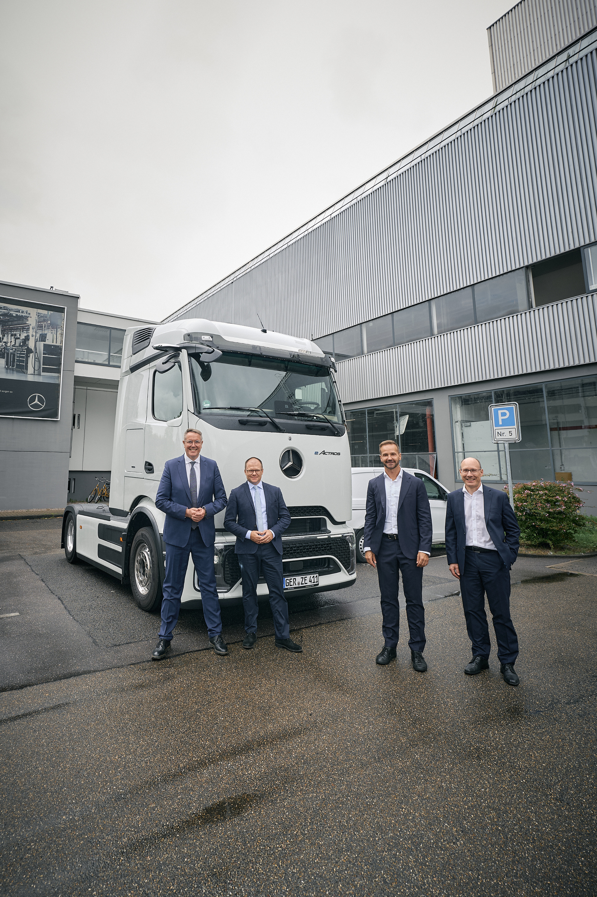 Federal Environment Minister Carsten Schneider and Minister-President Alexander Schweitzer visit Daimler Truck site in Wörth am Rhein Federal Environment Minister Carsten Schneider and Minister-President Alexander Schweitzer visit Daimler Truck site in Wörth am Rhein