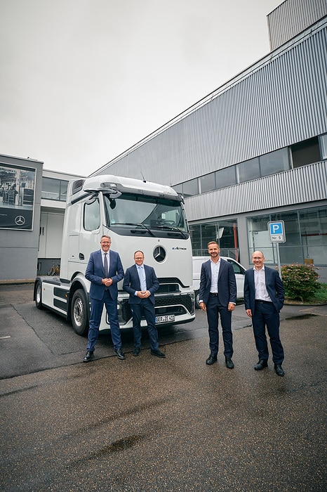 Federal Environment Minister Carsten Schneider and Minister-President Alexander Schweitzer visit Daimler Truck site in Wörth am Rhein