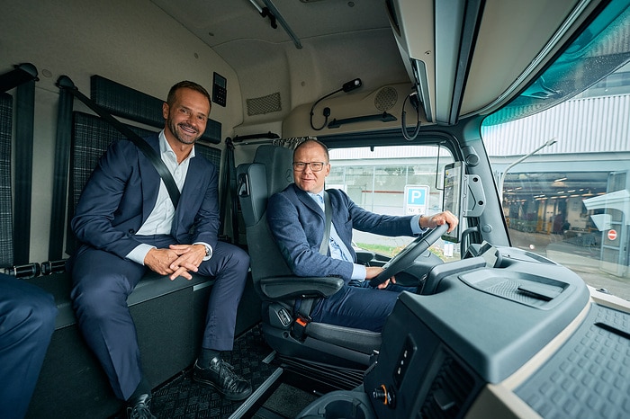 Federal Environment Minister Carsten Schneider and Minister-President Alexander Schweitzer visit Daimler Truck site in Wörth am Rhein