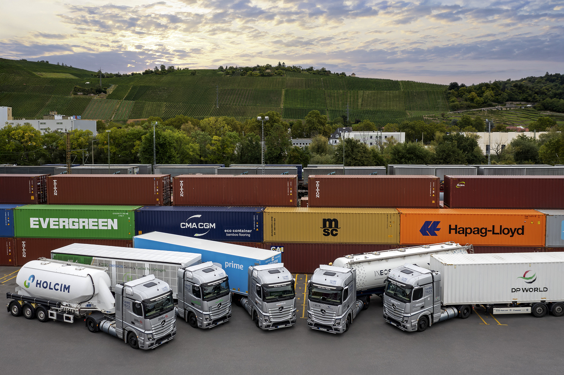 Fünfeinhalbmal um die Welt: Daimler Truck Brennstoffzellen-Lkw absolvieren erfolgreich über 225.000 Kilometer im realen Kundeneinsatz Fünfeinhalbmal um die Welt: Daimler Truck Brennstoffzellen-Lkw absolvieren erfolgreich über 225.000 Kilometer im realen Kundeneinsatz