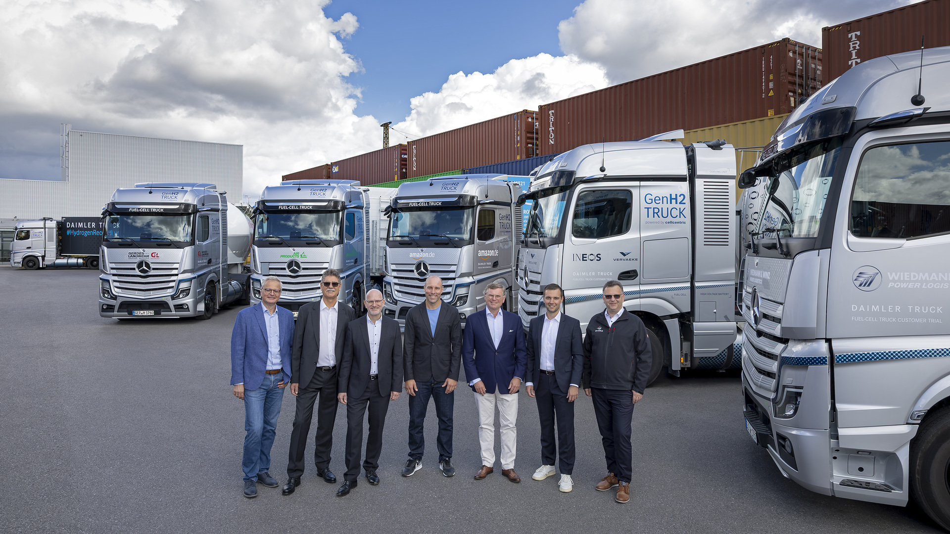 Von links nach rechts: Roger Haschka, Global Category Manager Trucks & Trailers, Holcim Technology Ltd., Thomas Hollad, Transport and Asset Manager Northern Continent, Air Products, Fabian Duex, Director EU Surface Transportation Operations, Amazon Transportation Services, Michael Scheib, Leiter Gesamtfahrzeugentwicklung Mercedes-Benz Trucks, Frédéric Derumeaux, CEO VERVAEKE, Moritz Lege, Speditionsleiter Wiedmann & Winz, und Jens Langer, Managing Director DP World Intermodal Fünfeinhalbmal um die Welt: Daimler Truck Brennstoffzellen-Lkw absolvieren erfolgreich über 225.000 Kilometer im realen Kundeneinsatz