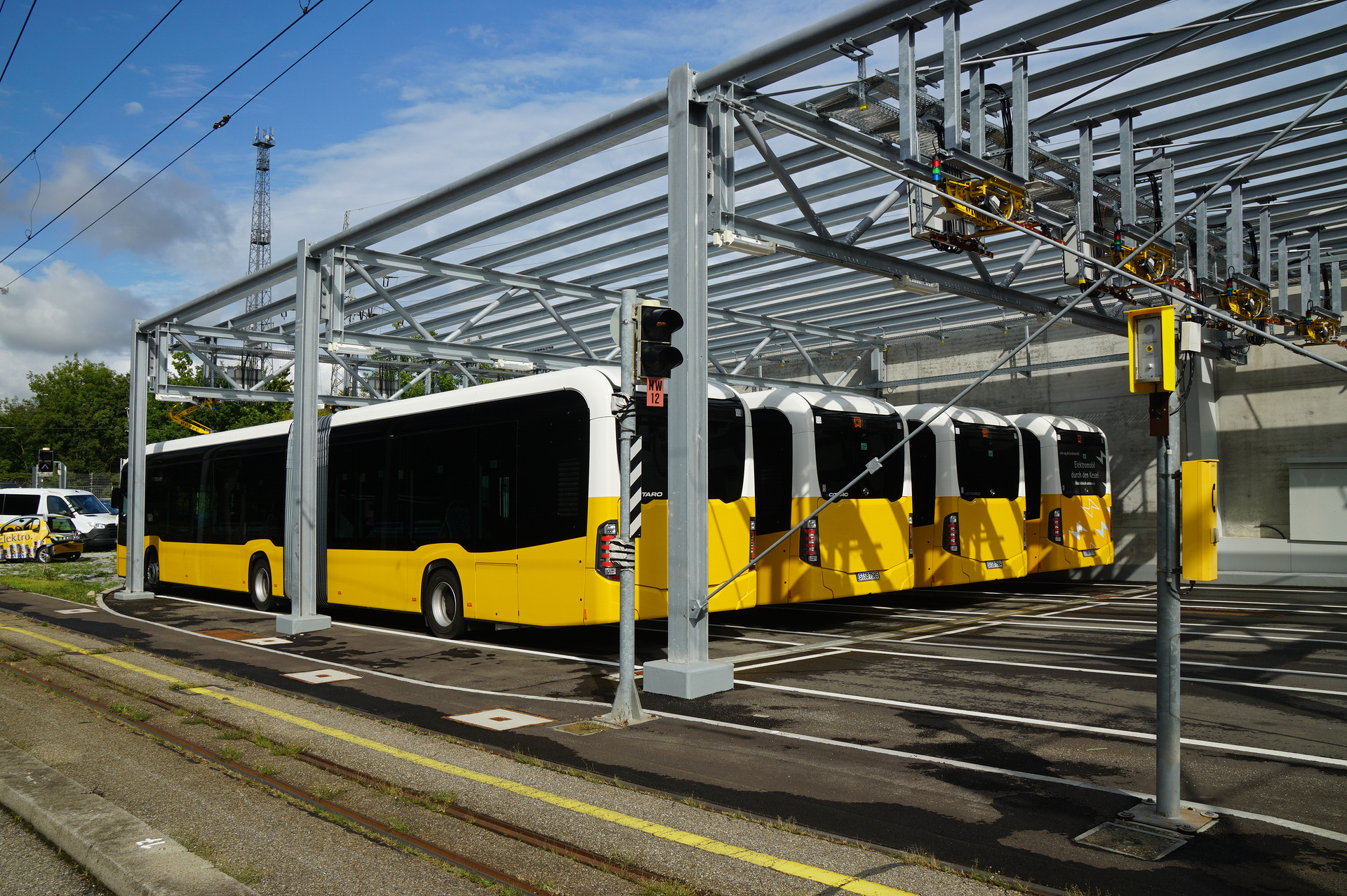 Daimler Buses errichtet komplette Ladeinfrastruktur für die E-Busse der Stuttgarter Straßenbahnen AG (SSB) Daimler Buses errichtet komplette Ladeinfrastruktur für die E-Busse der Stuttgarter Straßenbahnen AG (SSB)