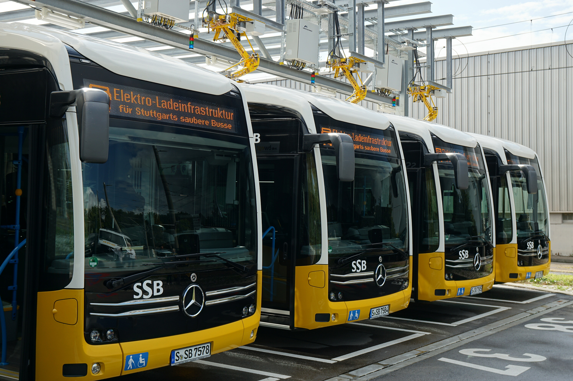 Daimler Buses errichtet komplette Ladeinfrastruktur für die E-Busse der Stuttgarter Straßenbahnen AG (SSB) Daimler Buses errichtet komplette Ladeinfrastruktur für die E-Busse der Stuttgarter Straßenbahnen AG (SSB)