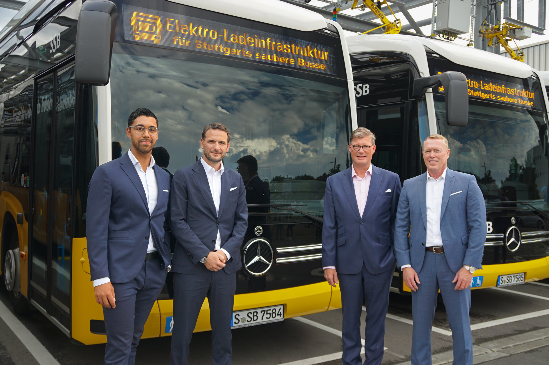 Daimler Buses errichtet komplette Ladeinfrastruktur für die E-Busse der Stuttgarter Straßenbahnen AG (SSB), von links: Elias Mex (Vertrieb und Projektleiter Ladeinfrastruktur der Daimler Buses Solutions GmbH), Steffen Germ (CEO Daimler Buses Solutions GmbH), Till Oberwörder (CEO Daimler Buses), Rüdiger Kappel (Leiter Vertrieb Daimler Buses ÖPNV Deutschland) Daimler Buses errichtet komplette Ladeinfrastruktur für die E-Busse der Stuttgarter Straßenbahnen AG (SSB)