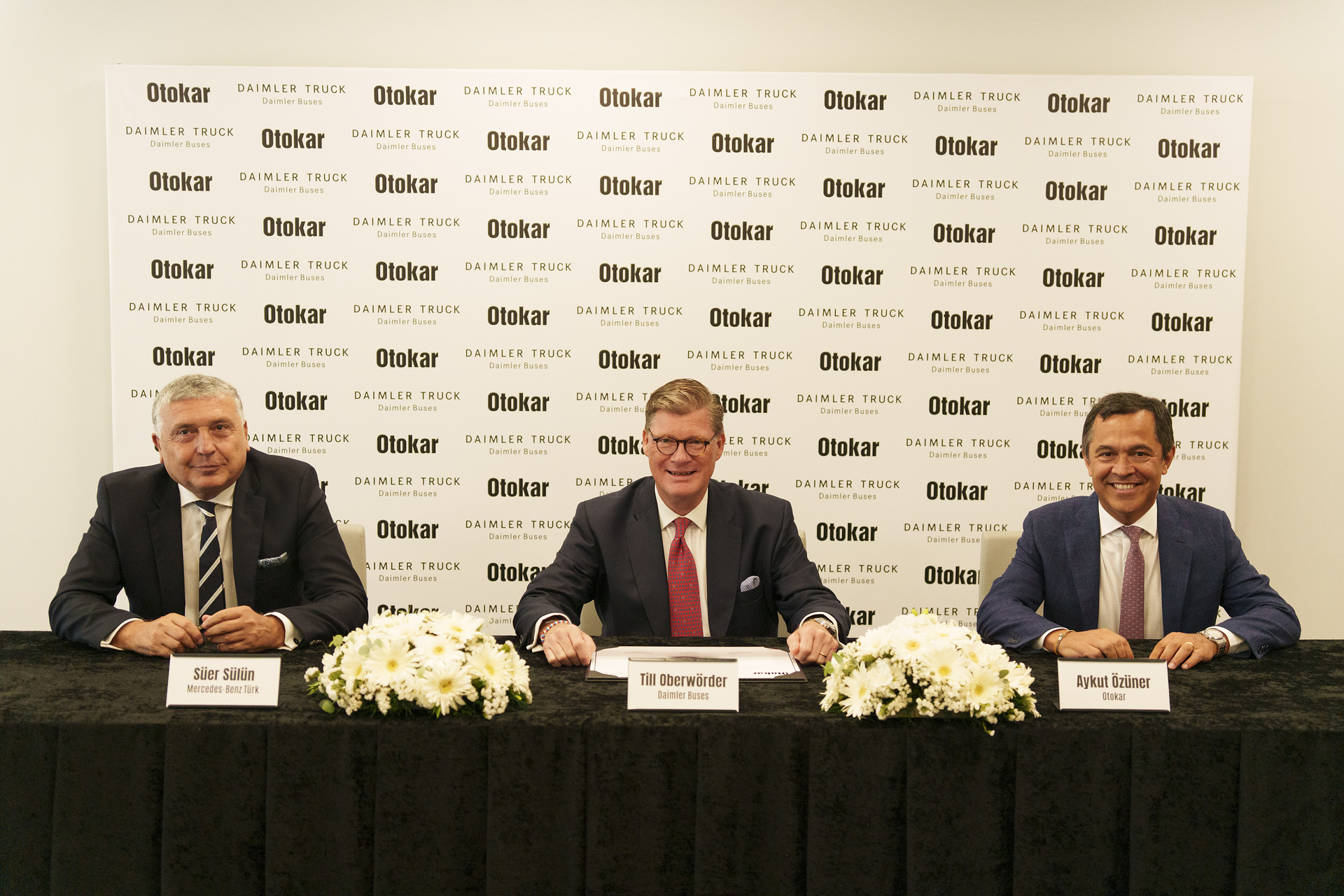 Daimler Buses baut Produktionskapazitäten aus: Kooperation mit Bushersteller Otokar unterzeichnet // Daimler Buses expands production capacity: Cooperation agreement signed with bus manufacturer Otokar // v.l.n.r. Süer Ismail Sülün, CEO Mercedes-Benz Türk A.Ş., Till Oberwörder, CEO Daimler Buses, Aykut Özüner, CEO Otokar Daimler Buses baut Produktionskapazitäten aus: Kooperation mit Bushersteller Otokar unterzeichnet