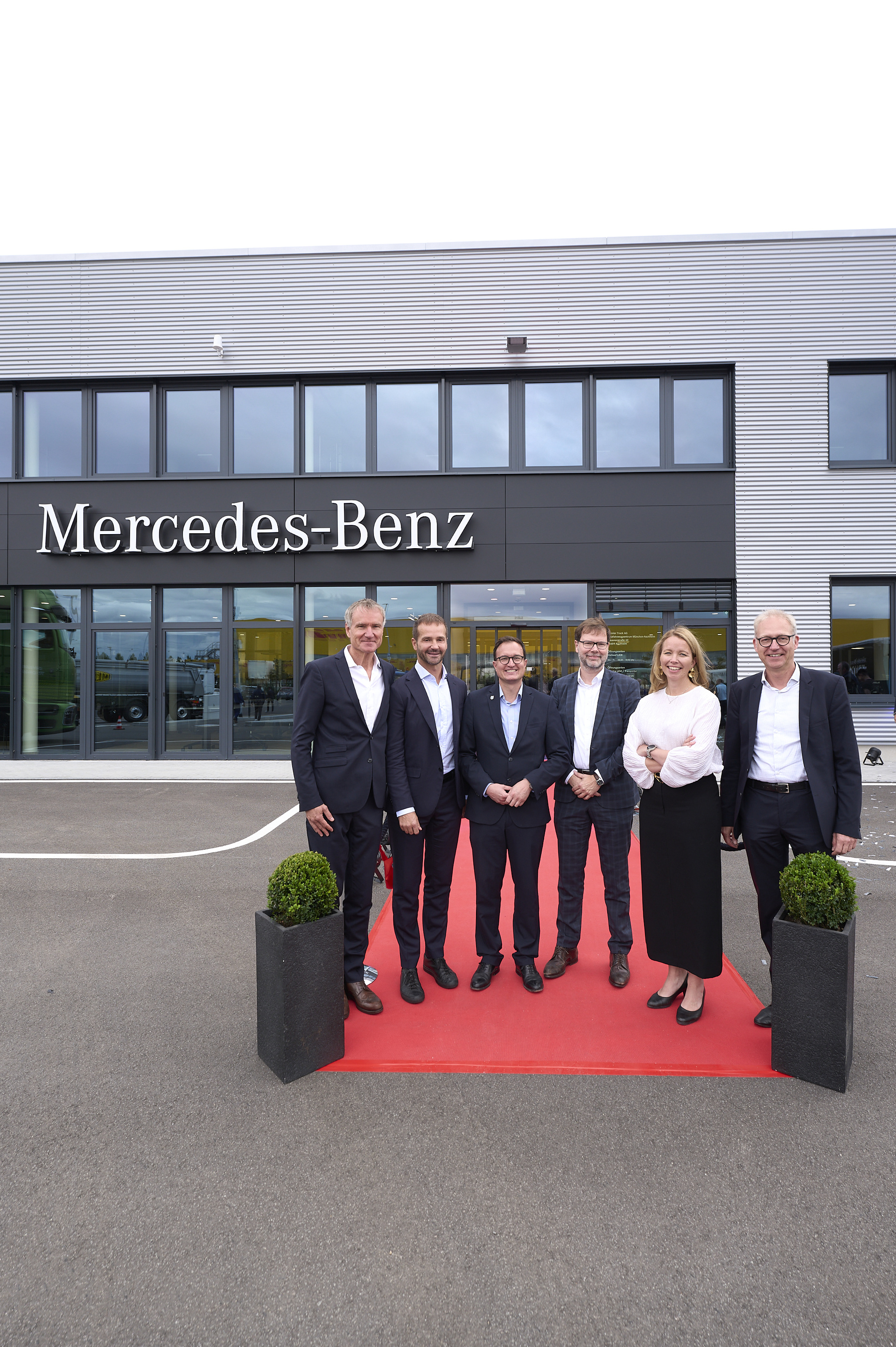 Daimler Truck eröffnet neuen Standort für Vertrieb und Service von Lkw und Bussen in Aschheim bei München, v.l.n.r. Markus Mitterhusen, Leiter Nutzfahrzeugzentrum Mercedes-Benz München-Aschheim, Achim Puchert, CEO Mercedes-Benz Trucks, Florian Meier, Bürgermeister Gemeinde Aschheim, Thomas Gloßner, Ministerialdirektor, Bayerisches Staatsministerium für Wohnen, Bau und Verkehr, Stina Fagerman, Leiterin Marketing, Vertrieb und Services Mercedes-Benz Trucks, Volker Hüntrup; Leiter Mercedes-Benz Trucks Own Retail, Europa Daimler Truck eröffnet neuen Standort für Vertrieb und Service von Lkw und Bussen in Aschheim bei München