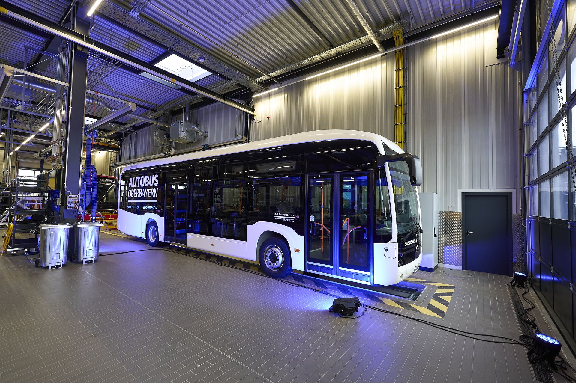Daimler Truck eröffnet neuen Standort für Vertrieb und Service von Lkw und Bussen in Aschheim bei München, f.l.t.r. Daimler Truck eröffnet neuen Standort für Vertrieb und Service von Lkw und Bussen in Aschheim bei München