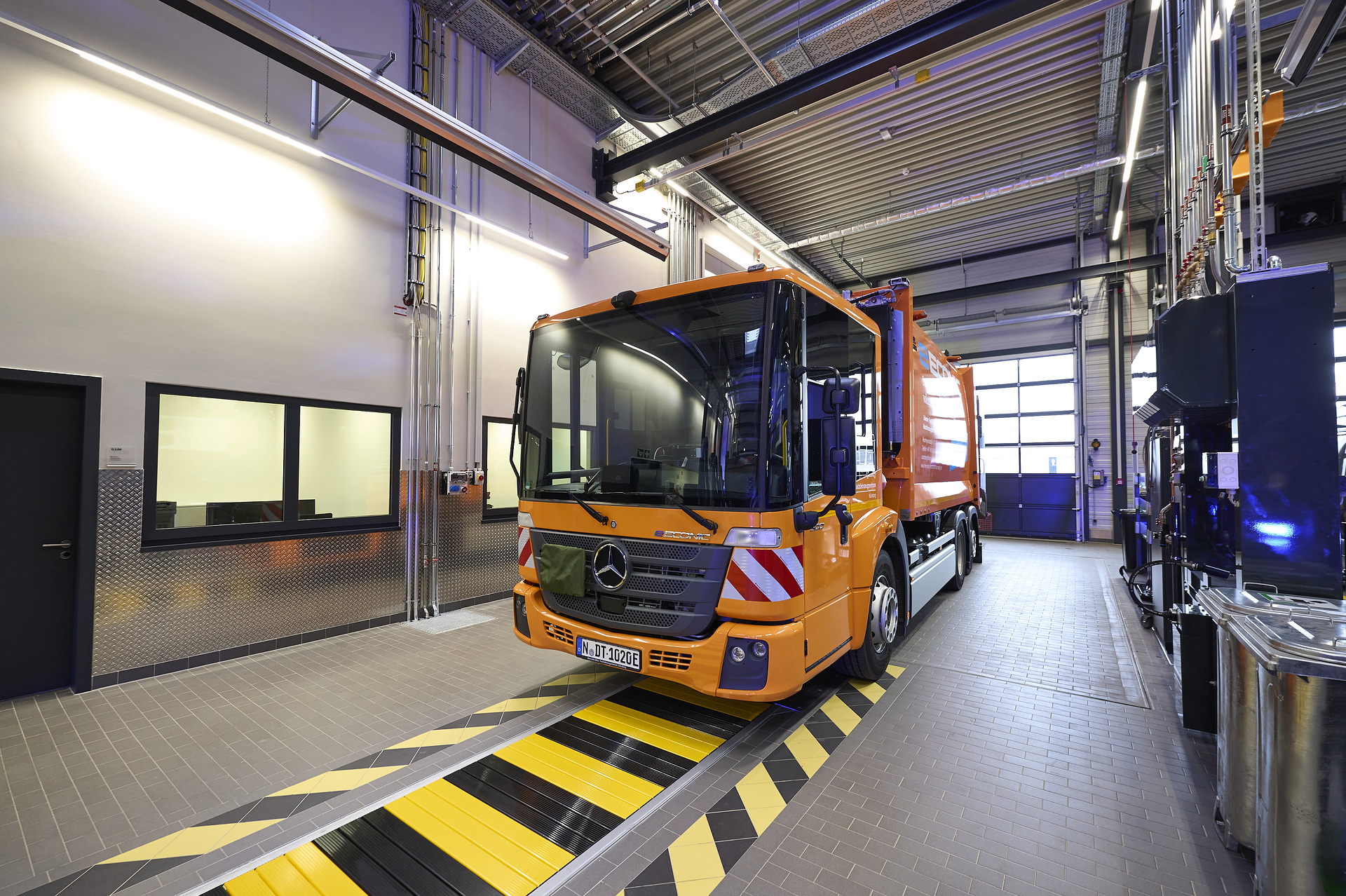 Daimler Truck eröffnet neuen Standort für Vertrieb und Service von Lkw und Bussen in Aschheim bei München, f.l.t.r. Daimler Truck eröffnet neuen Standort für Vertrieb und Service von Lkw und Bussen in Aschheim bei München
