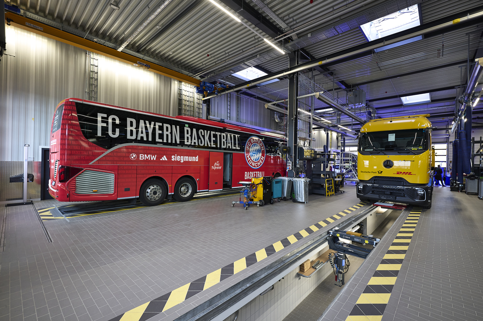 Daimler Truck eröffnet neuen Standort für Vertrieb und Service von Lkw und Bussen in Aschheim bei München, f.l.t.r. Daimler Truck eröffnet neuen Standort für Vertrieb und Service von Lkw und Bussen in Aschheim bei München