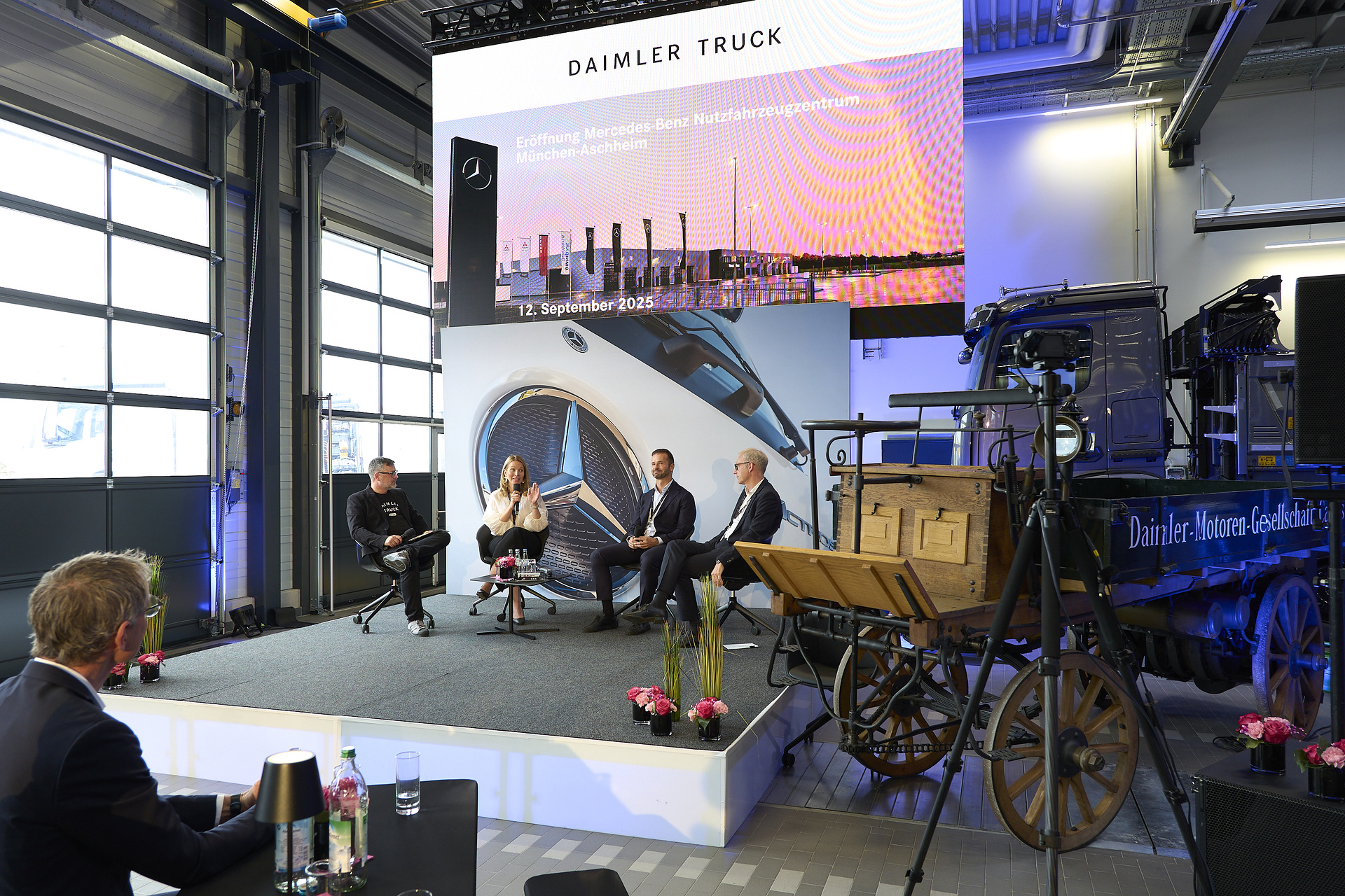 Daimler Truck eröffnet neuen Standort für Vertrieb und Service von Lkw und Bussen in Aschheim bei München, v.l.n.r. Arnd Minne, Pressesprecher Mercedes-Benz Trucks, Stina Fagerman, Leiterin Marketing, Vertrieb und Services Mercedes-Benz Trucks, Achim Puchert, CEO Mercedes-Benz Trucks, Volker Hüntrup; Leiter Mercedes-Benz Trucks Own Retail, Europa Daimler Truck eröffnet neuen Standort für Vertrieb und Service von Lkw und Bussen in Aschheim bei München