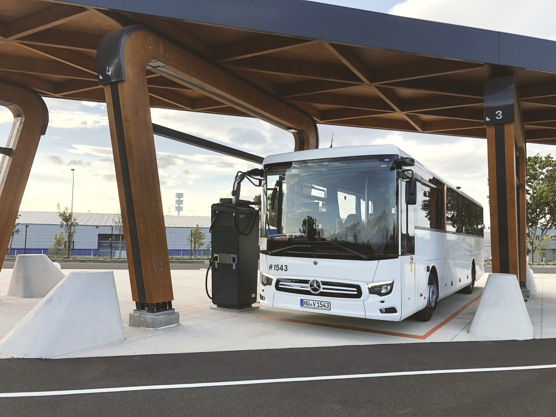 Heiß auf E: erfolgreiche Sommererprobung des neuen Mercedes-Benz eIntouro in Spanien