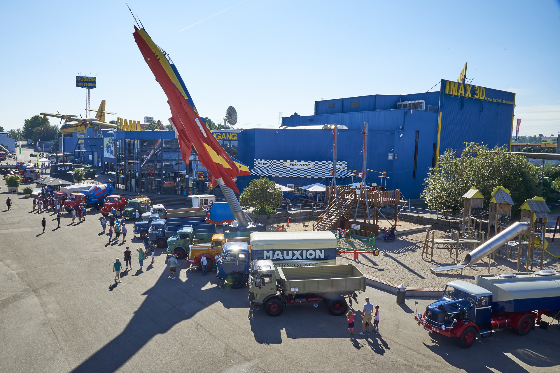 Technikmuseum Sinsheim lädt zum Aktionswochenende: Historische und aktuelle Nutzfahrzeuge von Mercedes-Benz Trucks hautnah erleben