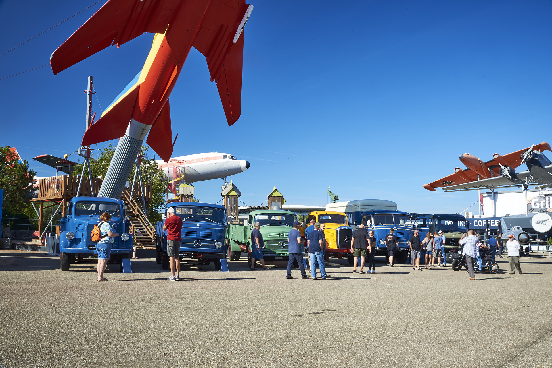 Technikmuseum Sinsheim lädt zum Aktionswochenende: Historische und aktuelle Nutzfahrzeuge von Mercedes-Benz Trucks hautnah erleben